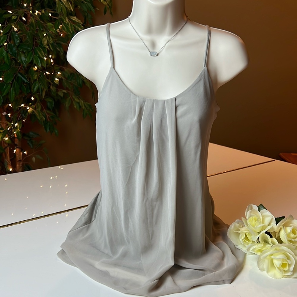 BANANA REPUBLICAN BEIGE FLOWING SPAGHETTI STRAP TOP SIZE SMALL.